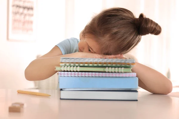 Dormindo menina cansado de fazer lição de casa dentro de casa — Fotografia de Stock