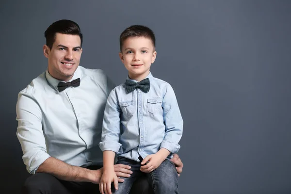 Stilvoller Vater und Sohn — Stockfoto