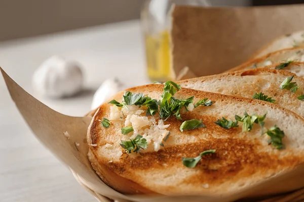 Tablo, closeup lezzetli ev yapımı sarımsaklı ekmek