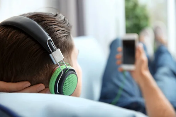 Zrelaksowany Młody Człowiek Słuchania Muzyki Domu — Zdjęcie stockowe
