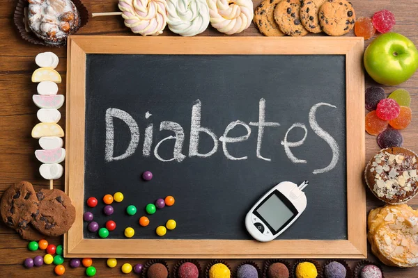 Tableau Noir Avec Mot Diabète Bonbons Glucomètre Numérique Sur Table — Photo