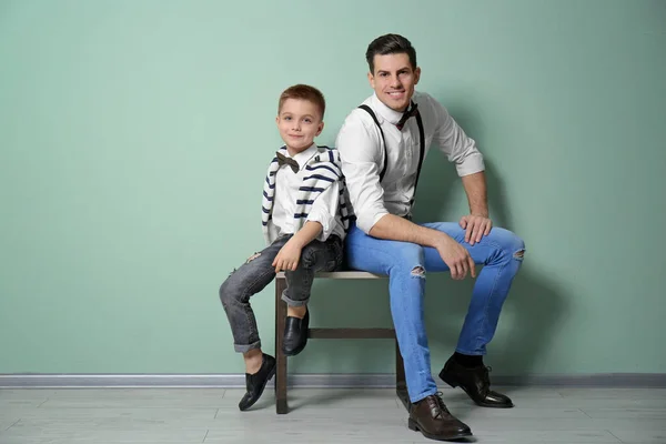 Стильные отец и сын — стоковое фото