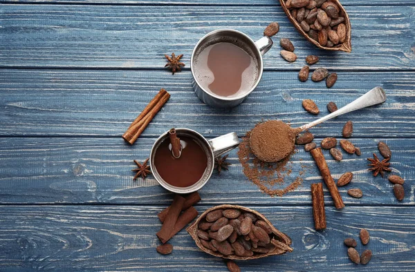 Composición con vaina de cacao y frijoles —  Fotos de Stock