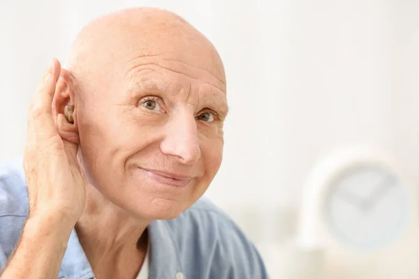 Zaburzenia Słuchu Człowieka Domu — Zdjęcie stockowe