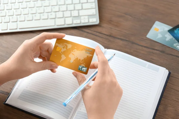 Woman with credit card — Stock Photo, Image