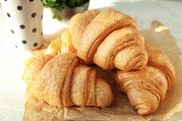 Deliciosos croissants na mesa — Fotografia de Stock
