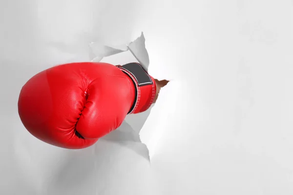 Uomo in guanto da boxe — Foto Stock