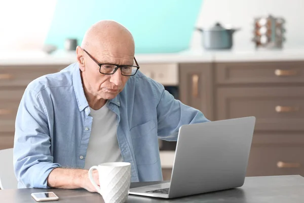 Homem Deficiente Auditivo Trabalhando Com Laptop Casa — Fotografia de Stock