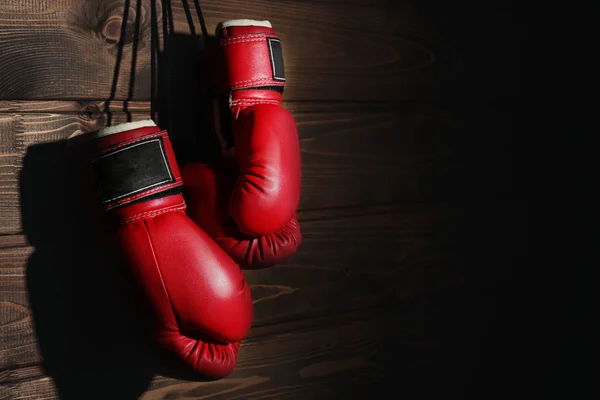 Luvas de boxe em madeira — Fotografia de Stock