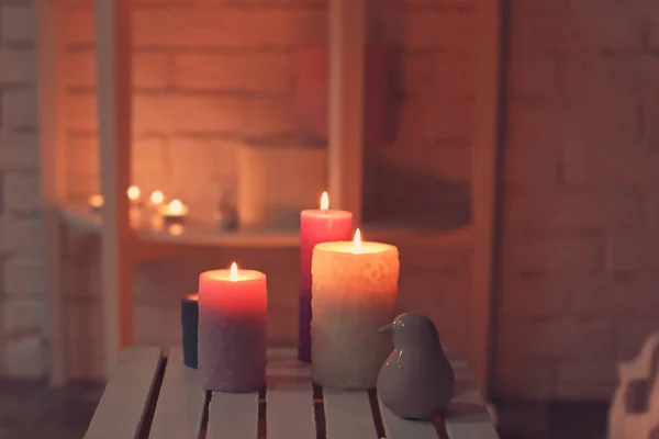 Brûler des bougies sur une caisse en bois à l'intérieur — Photo