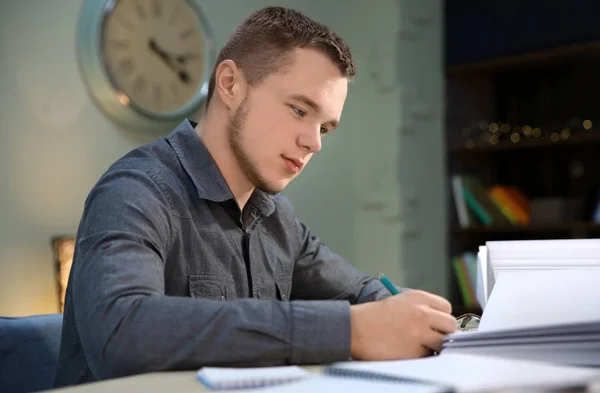 Student binnenshuis laat op de avond huiswerk — Stockfoto