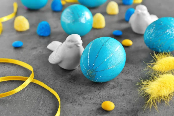 Figura Pájaro Huevos Pascua Teñidos Mesa —  Fotos de Stock