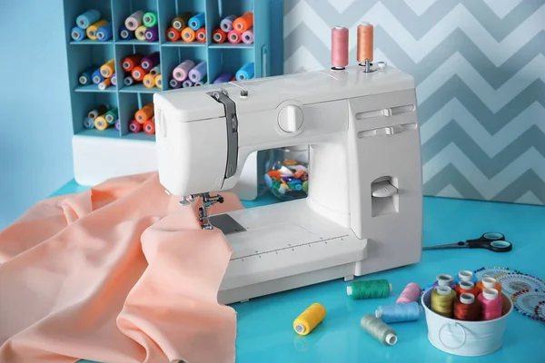 Швейна машина з тканиною — стокове фото