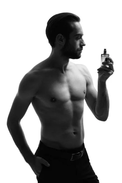 Bel homme avec une bouteille de parfum — Photo