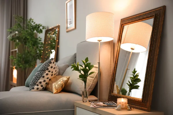 Élégant Intérieur Chambre Avec Miroir Sur Table Chevet — Photo