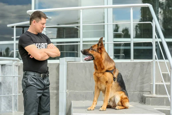 Väktare med hund — Stockfoto