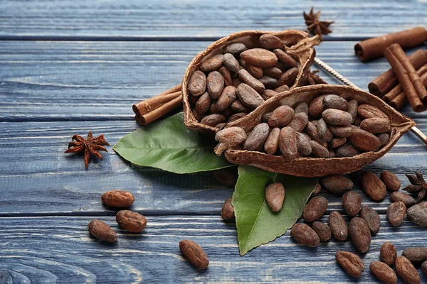 Setengah dari kapsul kakao dengan kacang — Stok Foto