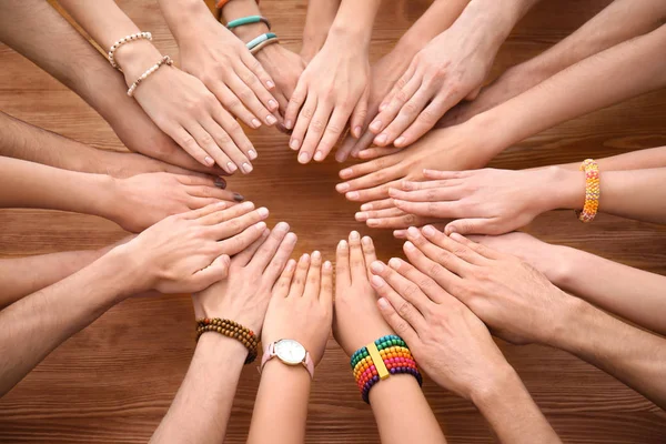 Persone Che Mettono Insieme Mani Tavolo Legno Come Simbolo Unità — Foto Stock