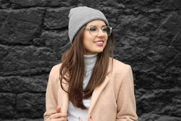 Hermosa Mujer Sonriente Sobre Fondo Oscuro — Foto de Stock