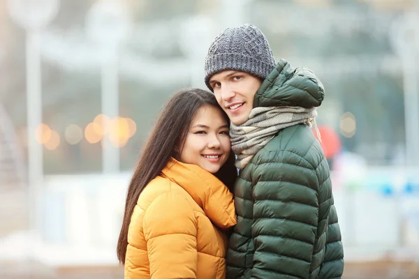 Bonito Casal Roupas Quentes Livre — Fotografia de Stock