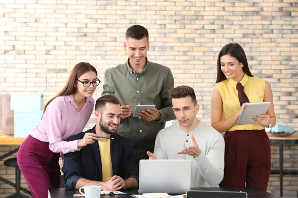 Equipe de especialistas envolvidos no trabalho — Fotografia de Stock