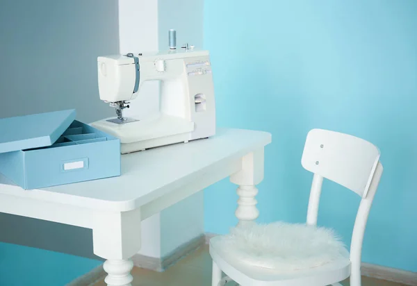 Máquina de coser en la mesa en el taller del sastre — Foto de Stock