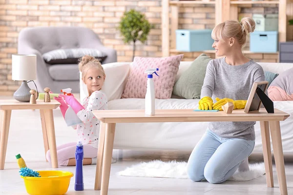 Kleines Mädchen Und Ihre Mutter Beim Aufräumen Hause — Stockfoto