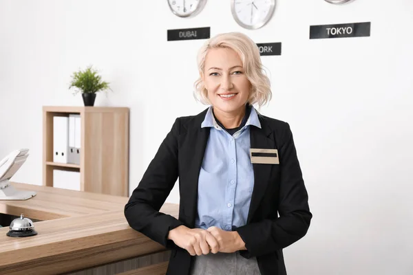 Vrouwelijke Hotelreceptionist Werkplek — Stockfoto