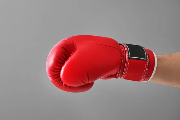 Людина в боксерській рукавичці — стокове фото