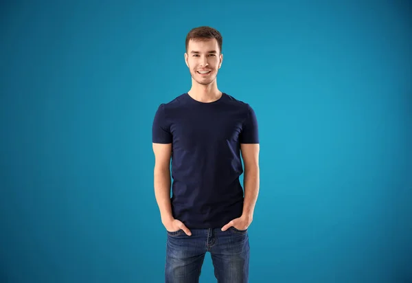 Hombre Joven Elegante Camiseta Sobre Fondo Color Burla Para Diseño — Foto de Stock