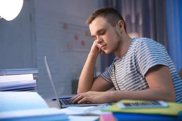 Student binnenshuis laat op de avond huiswerk — Stockfoto