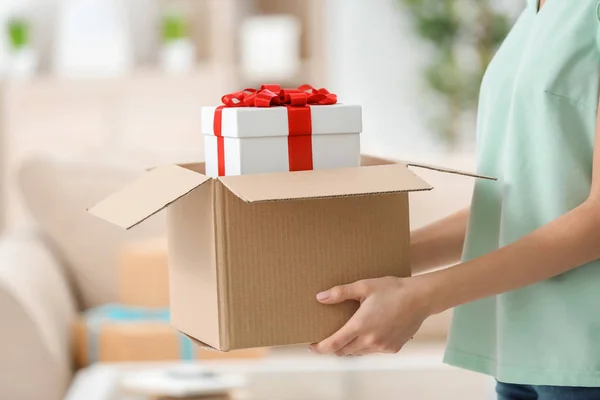 Femme a reçu un cadeau dans une boîte de colis à la maison — Photo