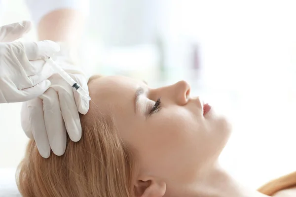 Young woman with hair problem receiving injection in clinic, closeup — Stock Photo, Image