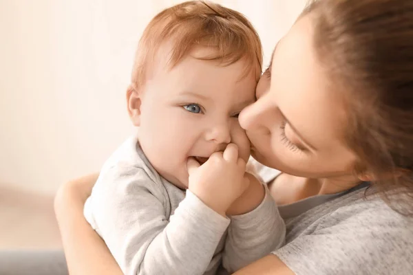 Ung mamma med hennes söta lilla bebis hemma — Stockfoto