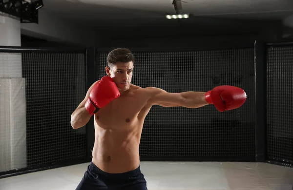Junge Hübsche Boxer Training Fitnessstudio — Stockfoto