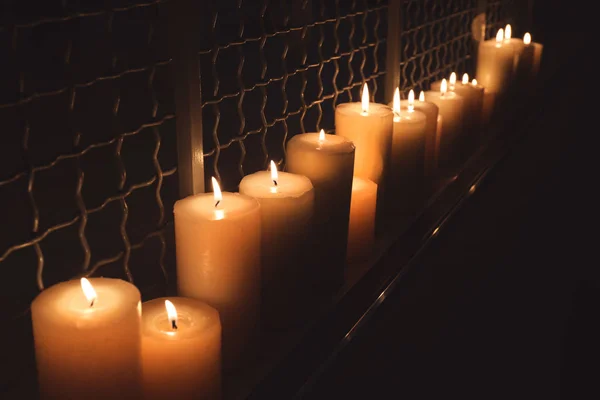 Molte Candele Accese Nel Buio — Foto Stock