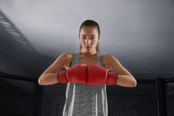 Retrato Una Joven Boxeadora Gimnasio —  Fotos de Stock