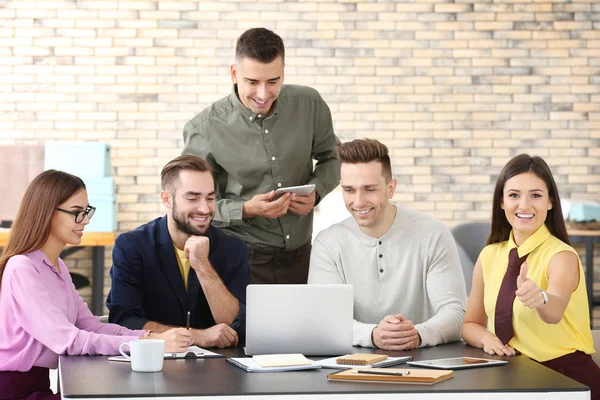 Equipo de especialistas dedicados al trabajo — Foto de Stock