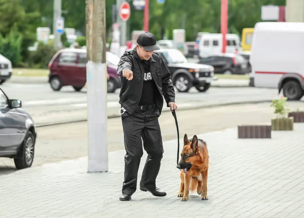 Güvenlik görevlisi ile köpek — Stok fotoğraf
