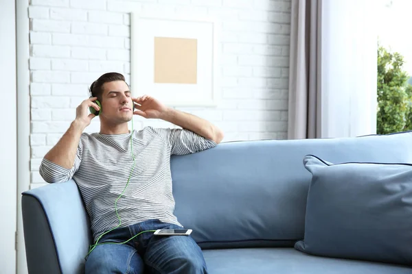 Entspannter Junger Mann Hört Hause Musik — Stockfoto