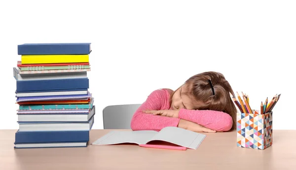 Dormir niña cansada de hacer la tarea contra el fondo blanco — Foto de Stock