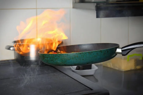 Legumes flamejantes na cozinha do restaurante — Fotografia de Stock