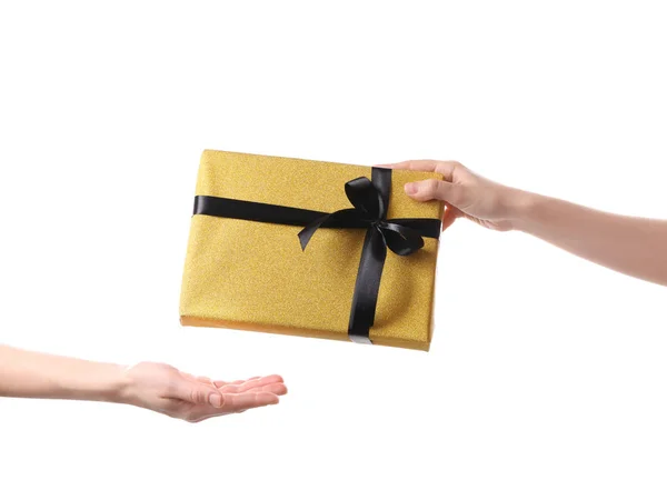 Mulher recebendo caixa de presente de seu amigo no fundo branco — Fotografia de Stock