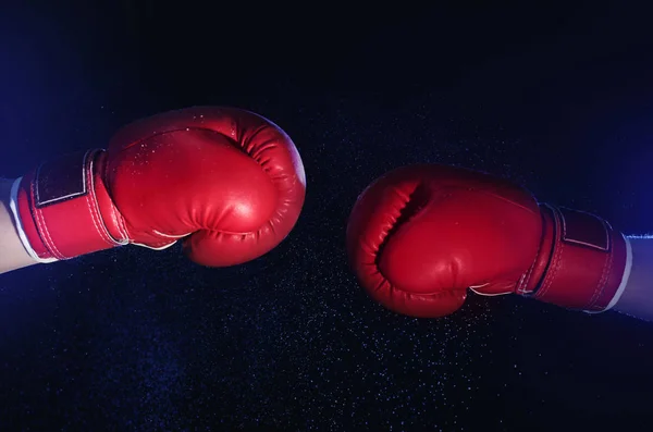 Homens de luvas de boxe — Fotografia de Stock