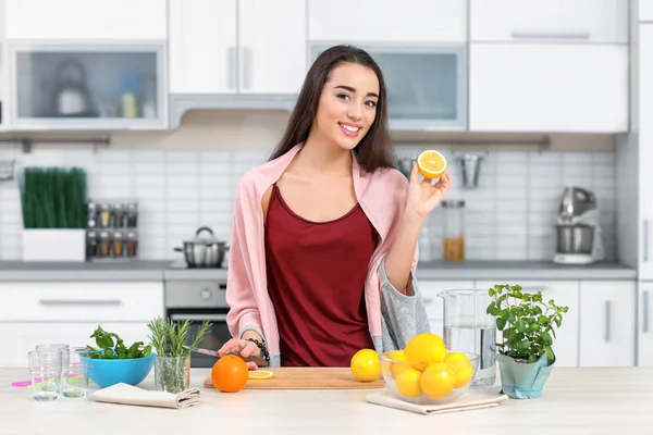 Молода жінка готує лимонад — стокове фото