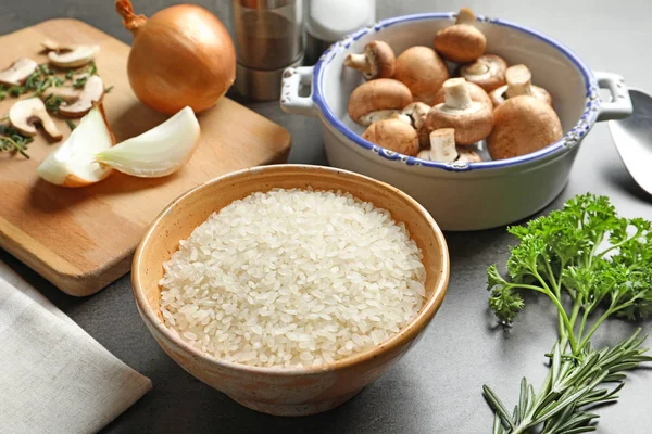 Zutaten Für Risotto Mit Pilzen Auf Dem Tisch — Stockfoto