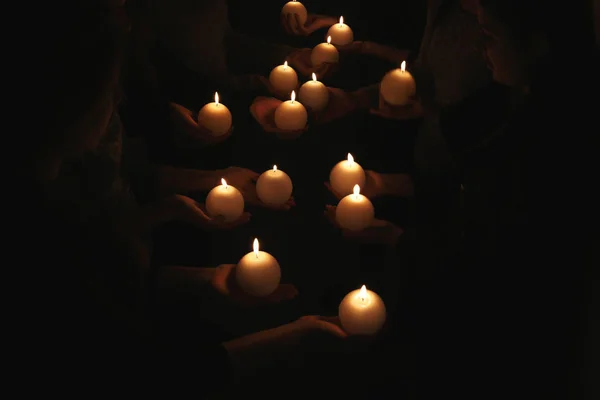 Viele Menschen Mit Brennenden Kerzen Der Dunkelheit — Stockfoto
