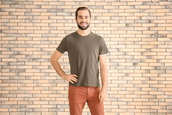Jonge man in stijlvolle t-shirt — Stockfoto