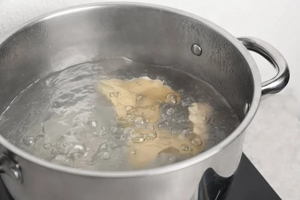Cooking dumplings in water — Stock Photo, Image