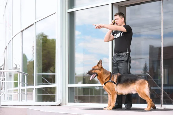 Guardia de seguridad con perro —  Fotos de Stock